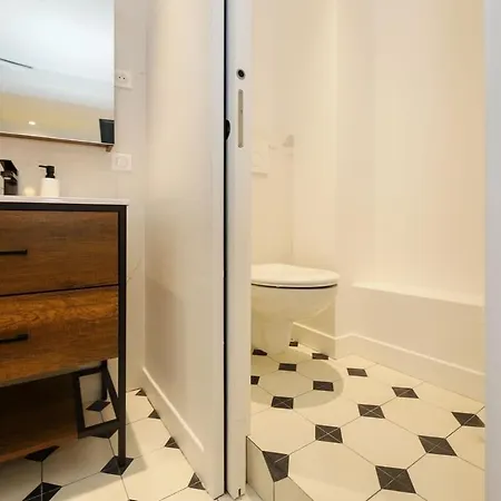 Proche Des Celebres Puces De 4p - Flat-guest * Paris